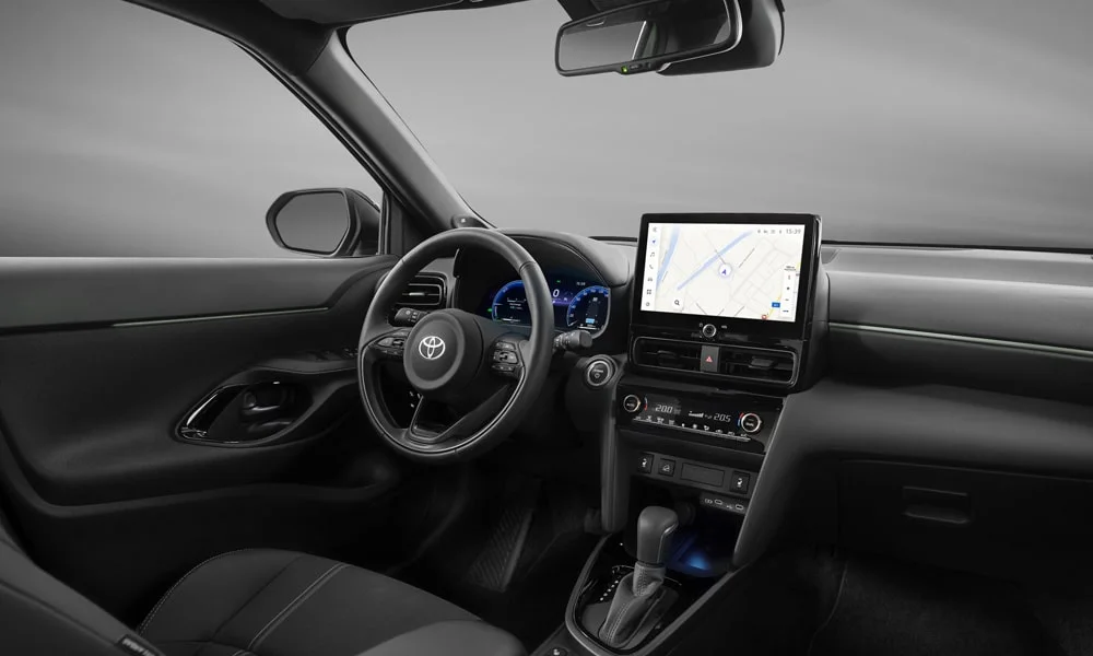 Фото Toyota Yaris Cross — передняя панель. Компоновка экранов, дефлекторов и консоли Toyota Yaris Cross — передняя панель