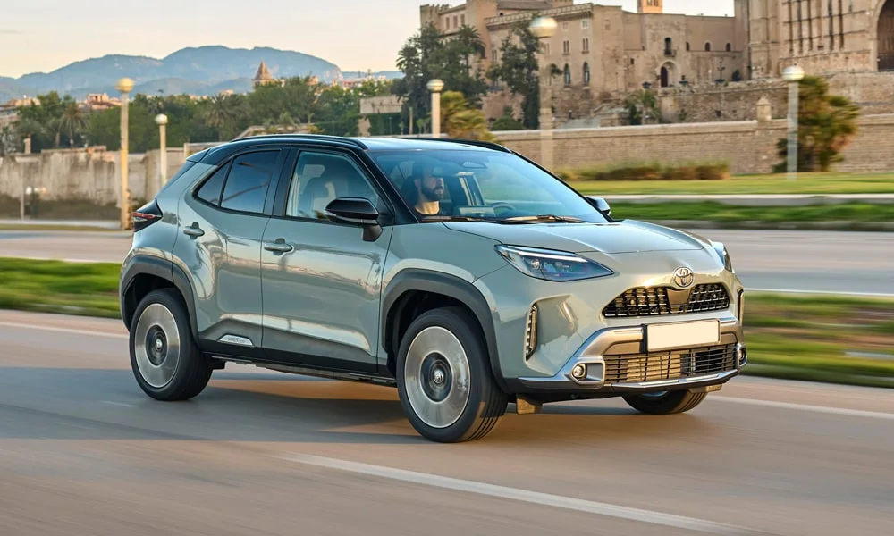 Фото Toyota Yaris Cross — вид спереди, фото 3. Оптика, решётка и бампер — первое впечатление о модели. Рисунок ходовых огней — подпись модели, по нему её узнают в потоке Toyota Yaris Cross — вид спереди, фото 3