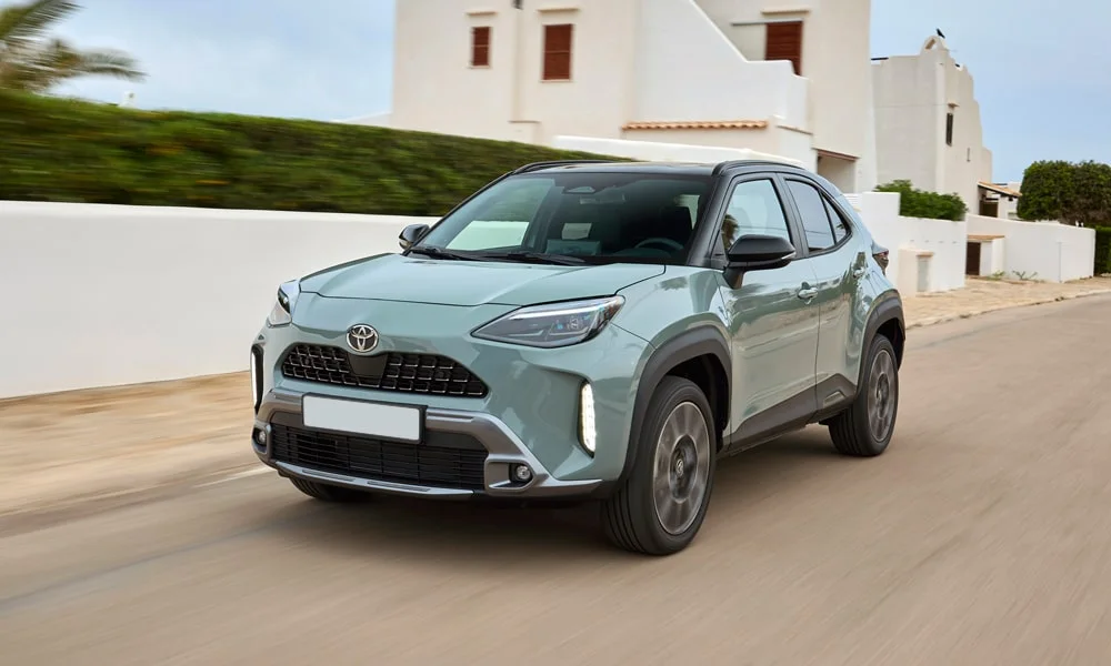 Фото Toyota Yaris Cross — вид спереди, фото 4. Оптика, решётка и бампер — первое впечатление о модели. Рисунок ходовых огней — подпись модели, по нему её узнают в потоке Toyota Yaris Cross — вид спереди, фото 4