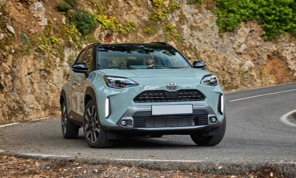 Фото Toyota Yaris Cross — вид спереди, фото 5. Оптика, решётка и бампер — первое впечатление о модели. Рисунок ходовых огней — подпись модели, по нему её узнают в потоке Toyota Yaris Cross — вид спереди, фото 5
