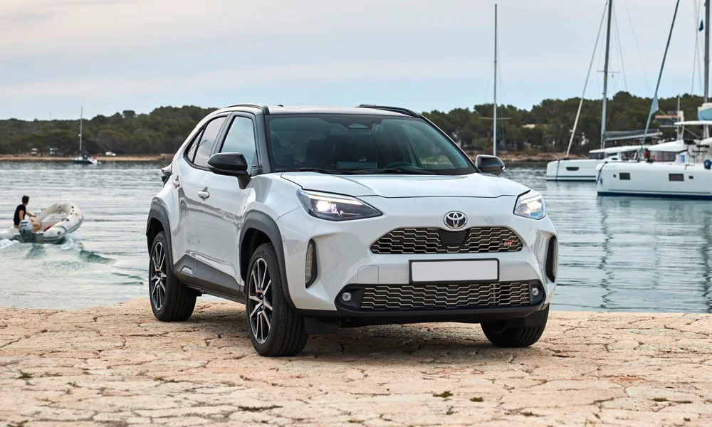 Фото Toyota Yaris Cross — вид спереди, фото 6. Анфас: пропорции капота, посадка кузова и графика ходовых огней. Рисунок ходовых огней — подпись модели, по нему её узнают в потоке Toyota Yaris Cross — вид спереди, фото 6