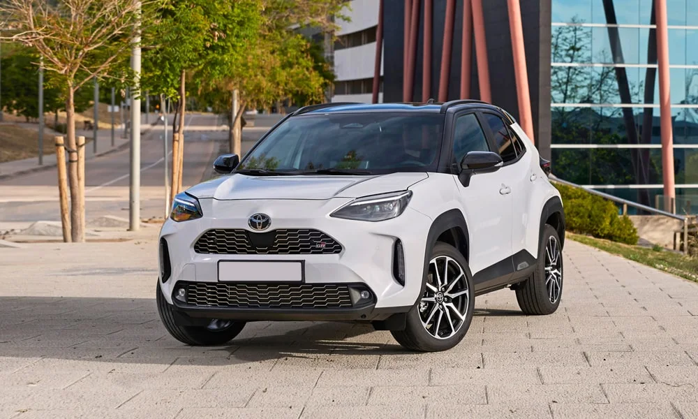 Фото Toyota Yaris Cross — вид спереди, фото 7. Анфас: пропорции капота, посадка кузова и графика ходовых огней. Дневные ходовые огни включаются автоматически с запуском Toyota Yaris Cross — вид спереди, фото 7