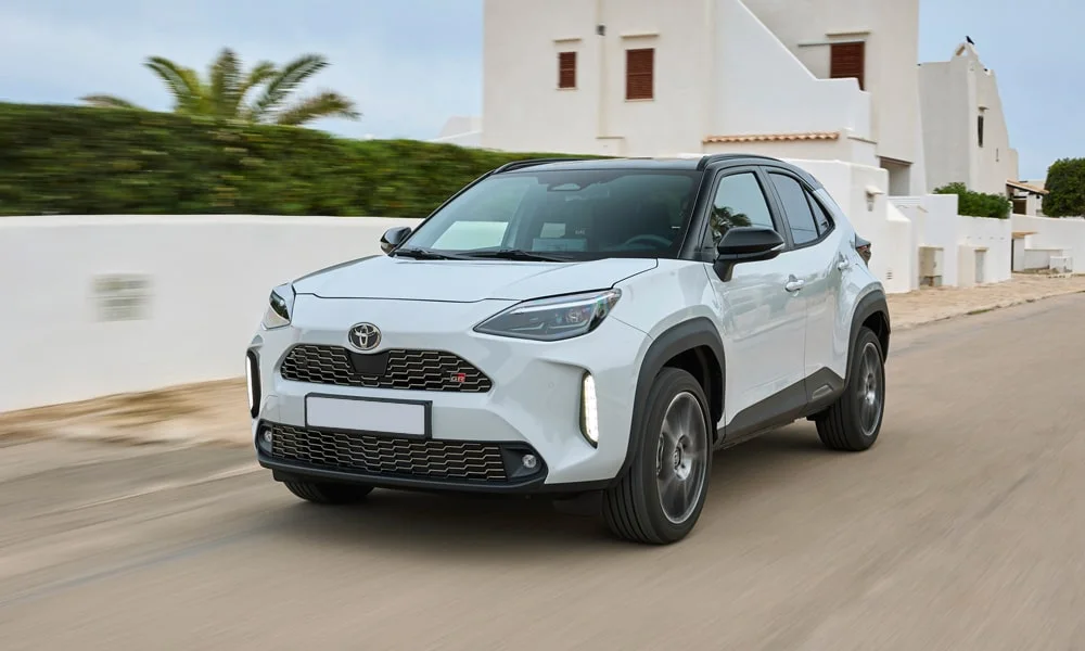 Фото Toyota Yaris Cross — вид спереди, фото 9. Анфас: пропорции капота, посадка кузова и графика ходовых огней. Рисунок ходовых огней — подпись модели, по нему её узнают в потоке Toyota Yaris Cross — вид спереди, фото 9