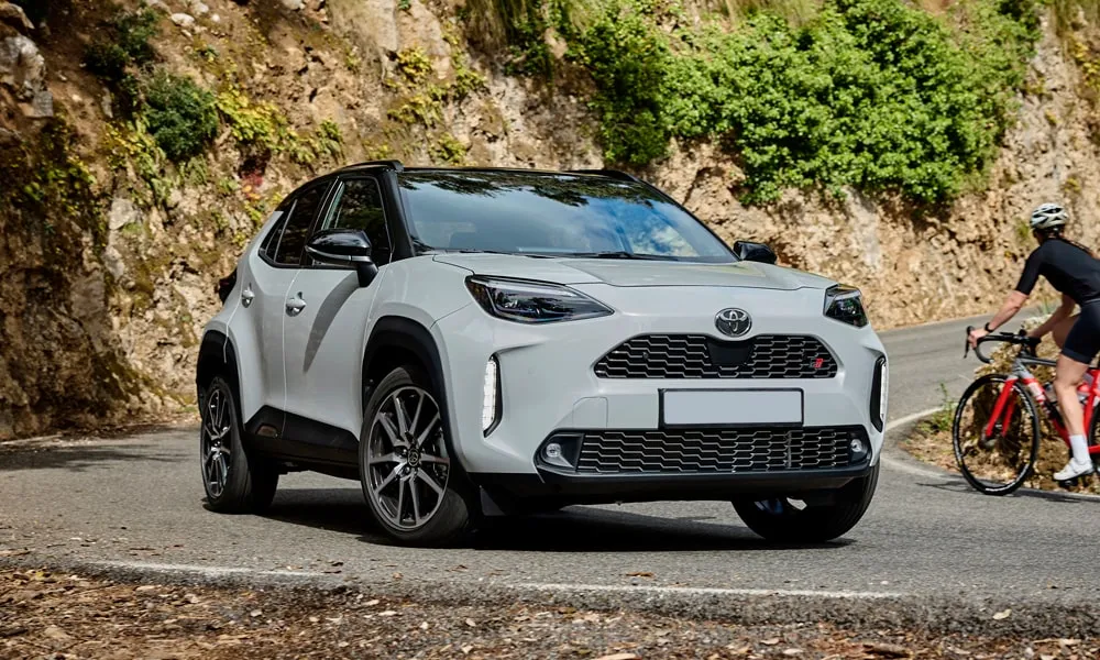 Фото Toyota Yaris Cross — вид спереди, фото 10. Кузов в белом цвете: рисунок оптики и решётки задаёт узнаваемое «лицо» модели Toyota Yaris Cross — вид спереди, фото 10