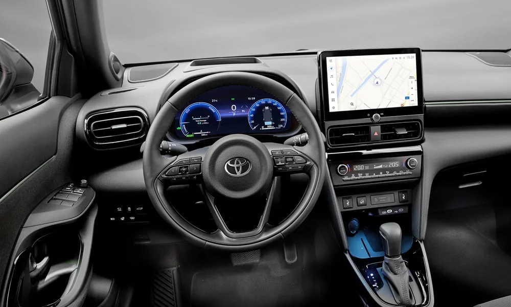 Фото Toyota Yaris Cross — приборная панель. Экран приборов за рулём — вся ходовая информация перед глазами Toyota Yaris Cross — приборная панель