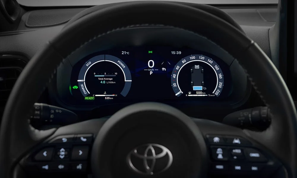 Фото Toyota Yaris Cross — приборная панель, фото 2. Экран приборов за рулём — вся ходовая информация перед глазами. Компоновка приборов настраивается в меню у большинства версий Toyota Yaris Cross — приборная панель, фото 2