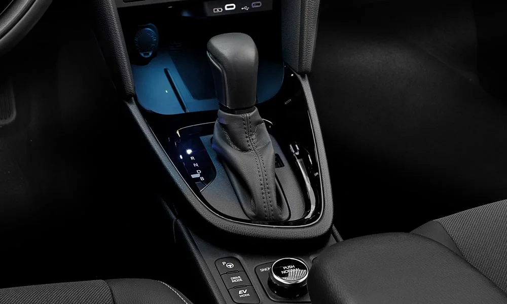 Фото Toyota Yaris Cross — селектор коробки передач. Селектор трансмиссии на центральной консоли Toyota Yaris Cross — селектор коробки передач
