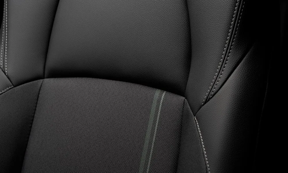 Фото Toyota Yaris Cross — интерьер. Общий план салона: архитектура панели, консоль и кресла. Светлая гамма зрительно расширяет салон, тёмная — практичнее в уходе Toyota Yaris Cross — интерьер
