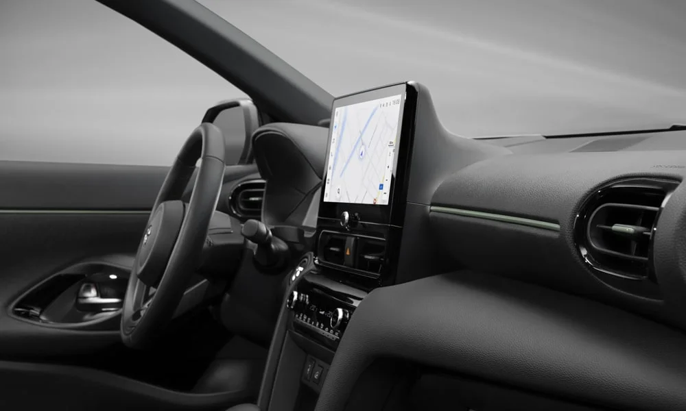 Фото Toyota Yaris Cross — экран мультимедиа. Вертикальный экран мультимедиа — карты и списки помещаются целиком. Быстрота отклика интерфейса важнее диагонали — оцените её на тест-драйве Toyota Yaris Cross — экран мультимедиа