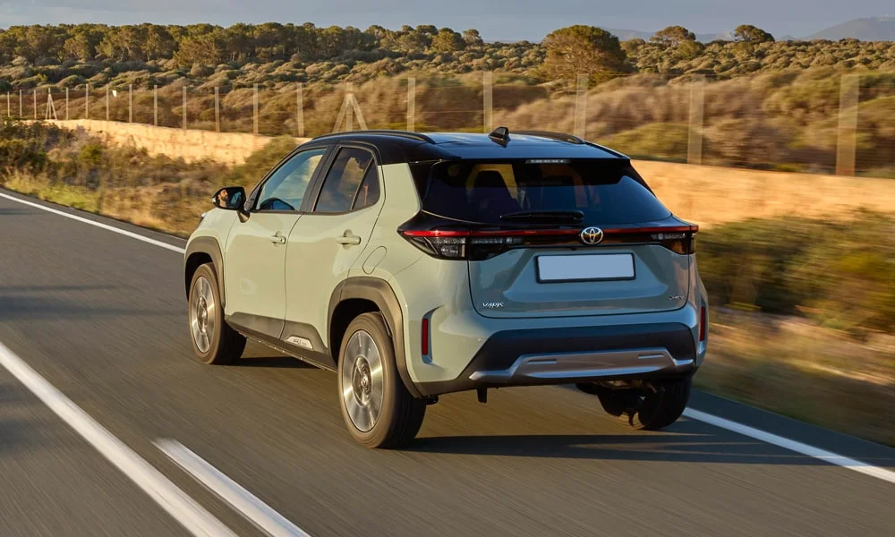 Фото Toyota Yaris Cross — вид сзади, фото 3. Графика фонарей, бампер и оформление пятой двери Toyota Yaris Cross — вид сзади, фото 3