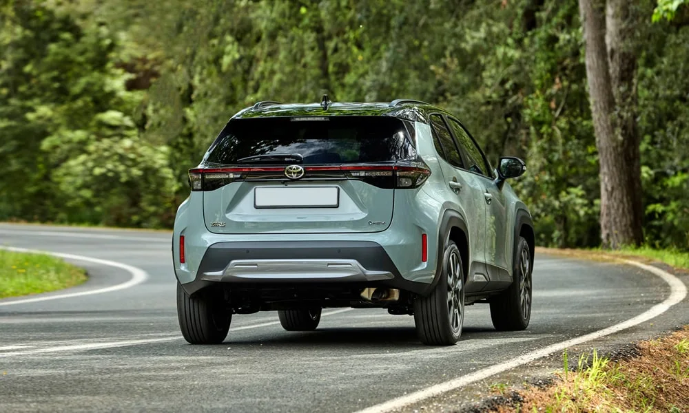 Фото Toyota Yaris Cross — вид сзади, фото 4. Графика фонарей, бампер и оформление пятой двери. Насадки выхлопа или их имитация внизу бампера различают версии Toyota Yaris Cross — вид сзади, фото 4