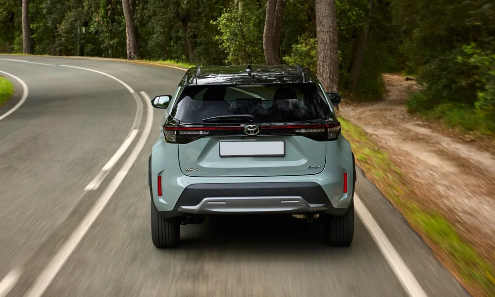 Фото Toyota Yaris Cross — вид сзади, фото 5. Графика фонарей, бампер и оформление пятой двери. Насадки выхлопа или их имитация внизу бампера различают версии Toyota Yaris Cross — вид сзади, фото 5