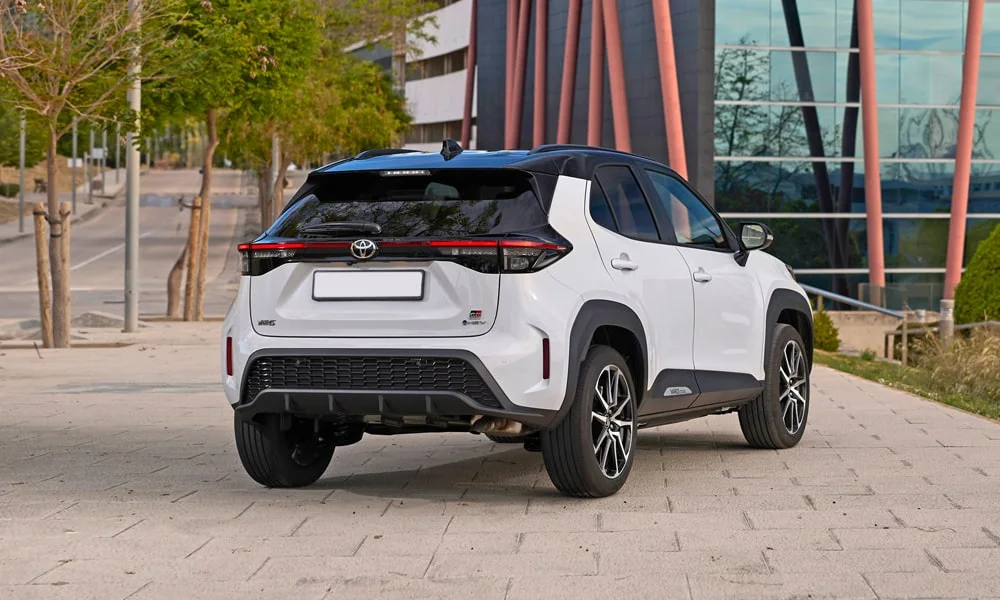 Фото Toyota Yaris Cross — вид сзади, фото 7. Графика фонарей, бампер и оформление пятой двери. Светодиодная полоса или раздельные секции — задняя оптика стала главным украшением кормы Toyota Yaris Cross — вид сзади, фото 7