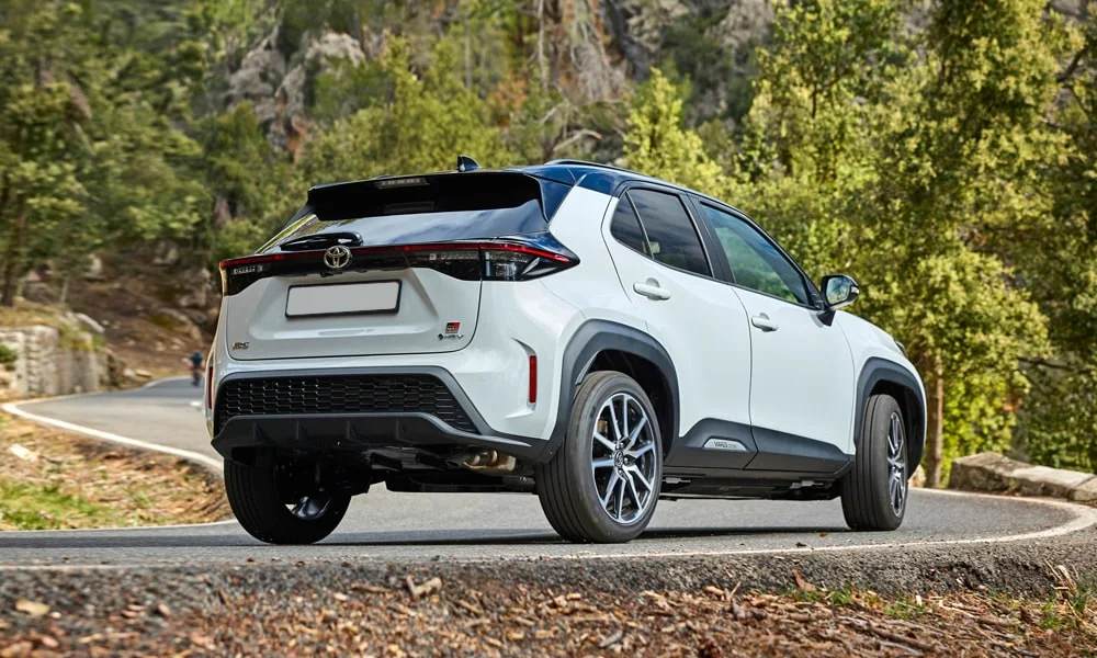 Фото Toyota Yaris Cross — вид сзади, фото 8. Корма в белом цвете: графика фонарей и пластика пятой двери. Насадки выхлопа или их имитация внизу бампера различают версии Toyota Yaris Cross — вид сзади, фото 8