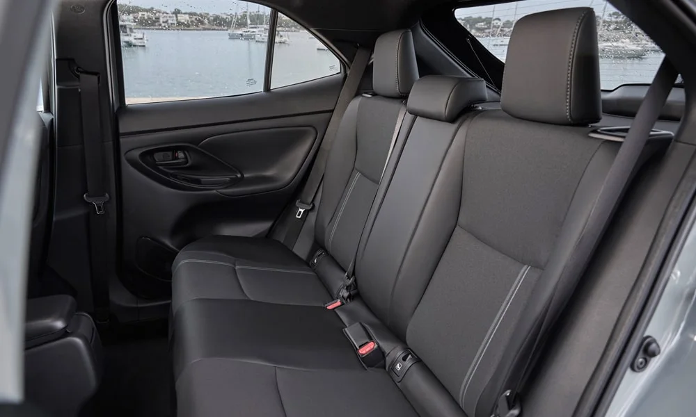 Фото Toyota Yaris Cross — задние сиденья. Посадка второго ряда: подголовники и подлокотник. Плоский пол упрощает посадку втроём Toyota Yaris Cross — задние сиденья