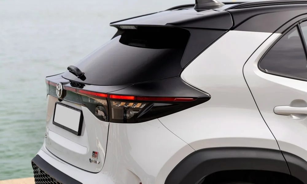 Фото Toyota Yaris Cross — крыша, фото 2. Линия крыши и панорамное остекление с высоты. Рейлинги рассчитаны на поперечины для бокса или велокреплений Toyota Yaris Cross — крыша, фото 2