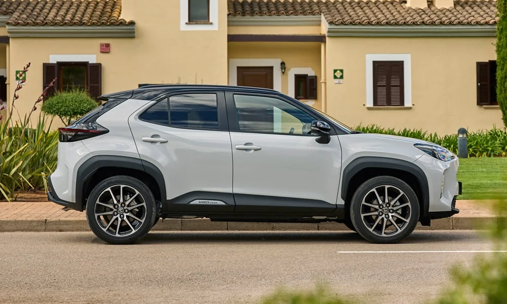 Фото Toyota Yaris Cross — вид сбоку, фото 2. Профиль кузова: колёсная база, свесы и линия остекления Toyota Yaris Cross — вид сбоку, фото 2
