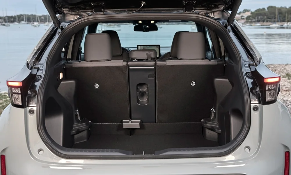 Фото Toyota Yaris Cross — багажник. Форма проёма, ровный пол и организация пространства. Под полом обычно размещены органайзер, докатка или ремкомплект Toyota Yaris Cross — багажник