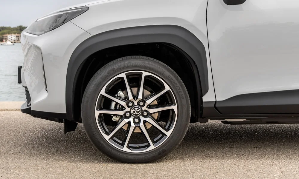 Фото Toyota Yaris Cross — колесо и диск. Пятилучевой диск — классика, лёгкая в мойке и визуально стройная Toyota Yaris Cross — колесо и диск