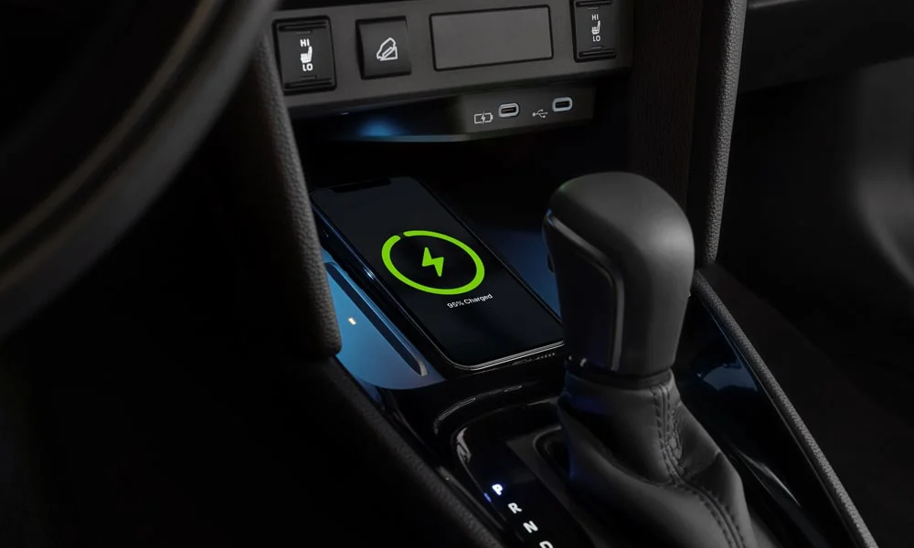 Фото Toyota Yaris Cross — беспроводная зарядка. Площадка для смартфона: зарядка без проводов Toyota Yaris Cross — беспроводная зарядка