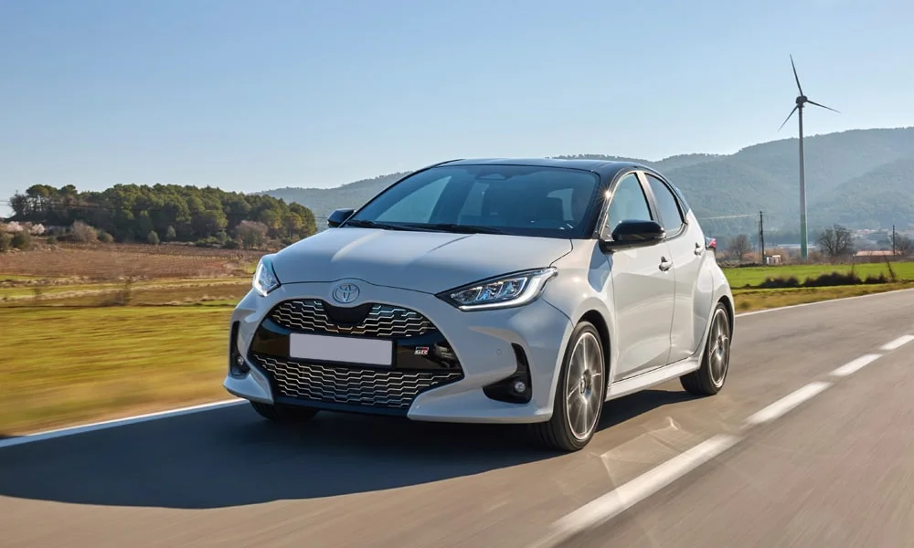 Фото Toyota Yaris — вид спереди, фото 4. Оптика, решётка и бампер — первое впечатление о модели. Дневные ходовые огни включаются автоматически с запуском Toyota Yaris — вид спереди, фото 4
