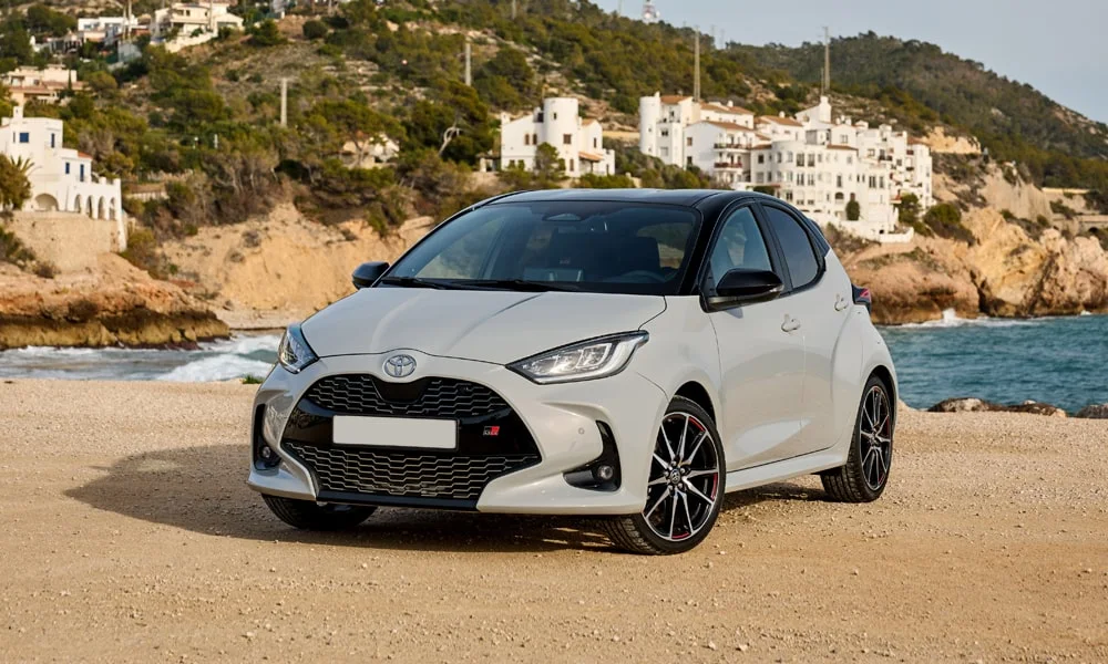 Фото Toyota Yaris — вид спереди, фото 5. Анфас: пропорции капота, посадка кузова и графика ходовых огней Toyota Yaris — вид спереди, фото 5