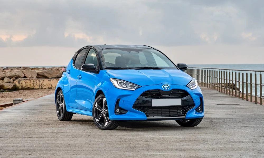 Фото Toyota Yaris — вид спереди, фото 6. Анфас: пропорции капота, посадка кузова и графика ходовых огней. Дневные ходовые огни включаются автоматически с запуском Toyota Yaris — вид спереди, фото 6
