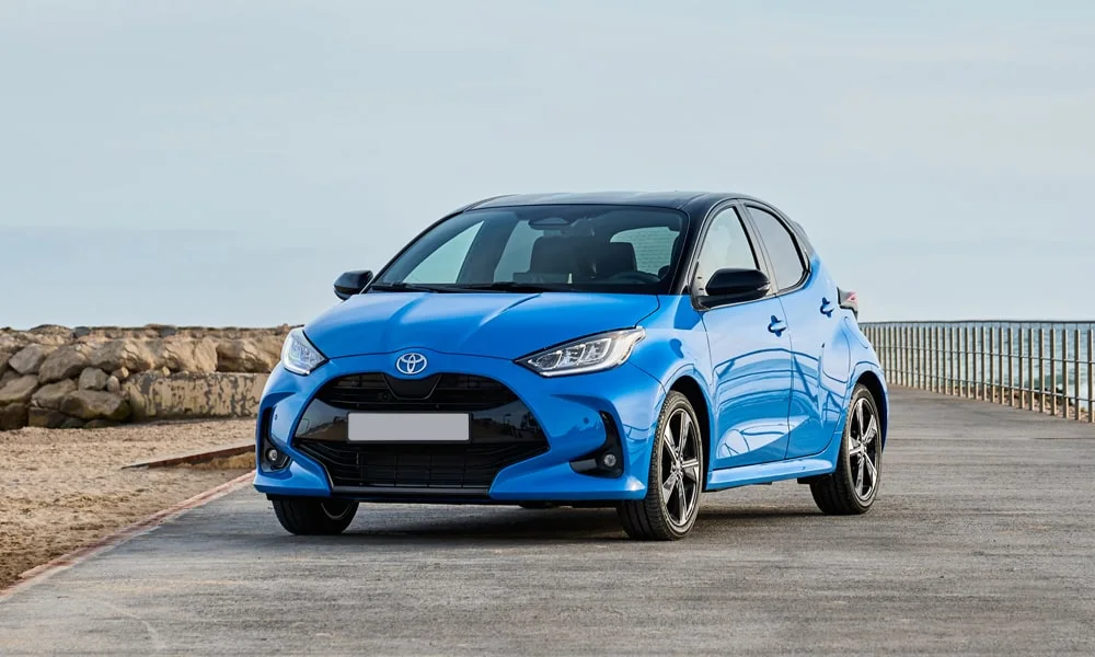 Фото Toyota Yaris — вид спереди, фото 7. Анфас: пропорции капота, посадка кузова и графика ходовых огней. Дневные ходовые огни включаются автоматически с запуском Toyota Yaris — вид спереди, фото 7