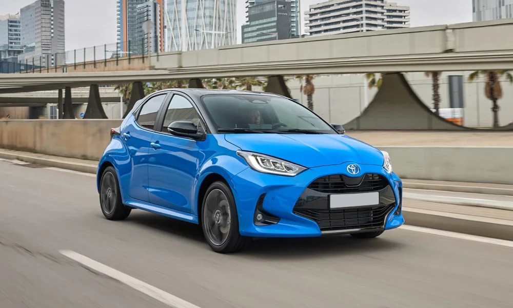 Фото Toyota Yaris — вид спереди, фото 9. Анфас: пропорции капота, посадка кузова и графика ходовых огней. Рисунок ходовых огней — подпись модели, по нему её узнают в потоке Toyota Yaris — вид спереди, фото 9