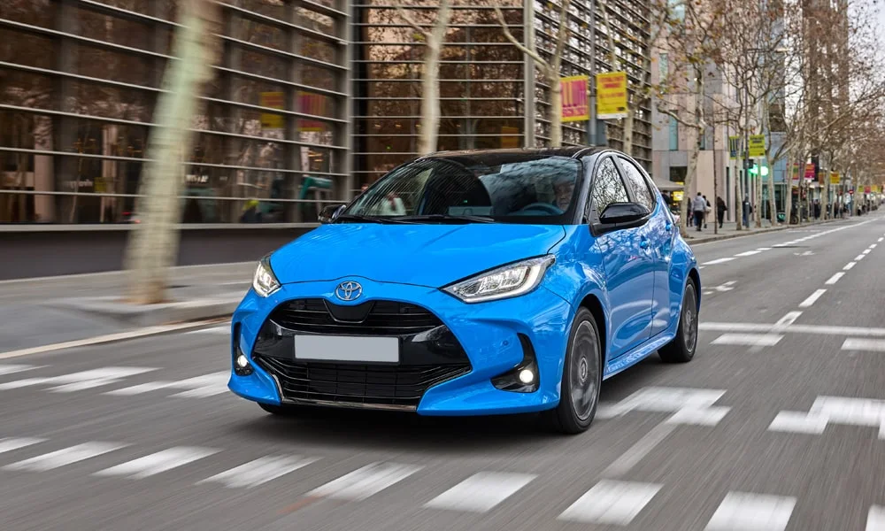 Фото Toyota Yaris — вид спереди, фото 10. Анфас: пропорции капота, посадка кузова и графика ходовых огней. Рисунок ходовых огней — подпись модели, по нему её узнают в потоке Toyota Yaris — вид спереди, фото 10