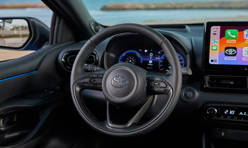 Фото Toyota Yaris — приборная панель. Скорость, запас хода и подсказки ассистентов перед глазами Toyota Yaris — приборная панель