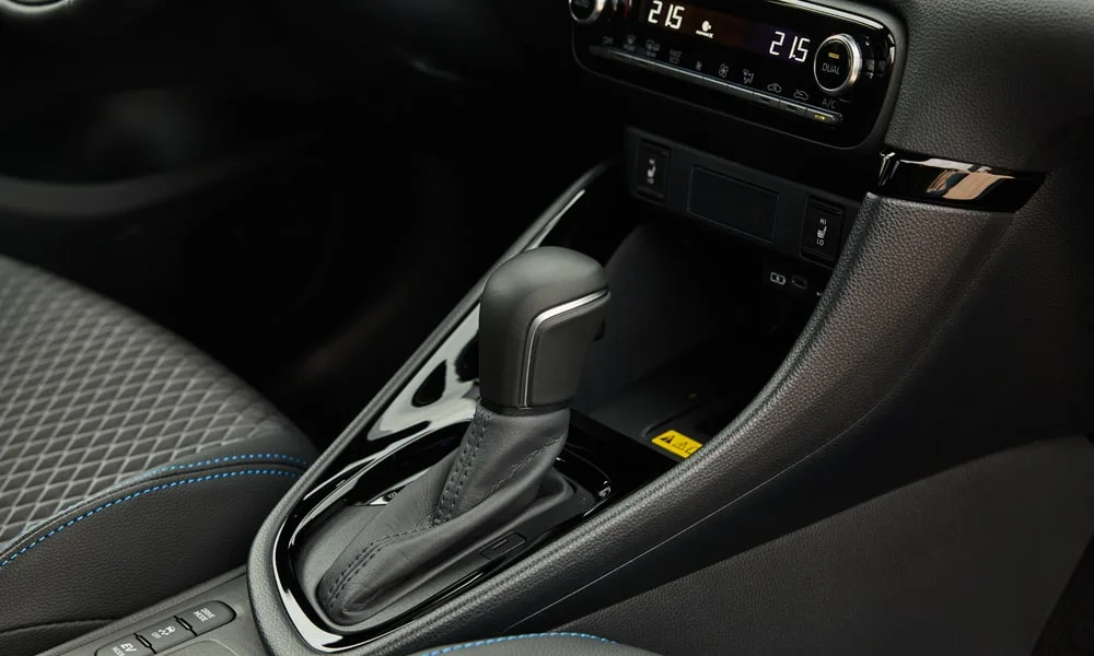 Фото Toyota Yaris — селектор коробки передач. Управление коробкой: компактный селектор освобождает место на тоннеле Toyota Yaris — селектор коробки передач