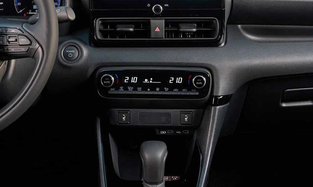 Фото Toyota Yaris — интерьер, фото 2. Общий план салона: архитектура панели, консоль и кресла. Светлая гамма зрительно расширяет салон, тёмная — практичнее в уходе Toyota Yaris — интерьер, фото 2