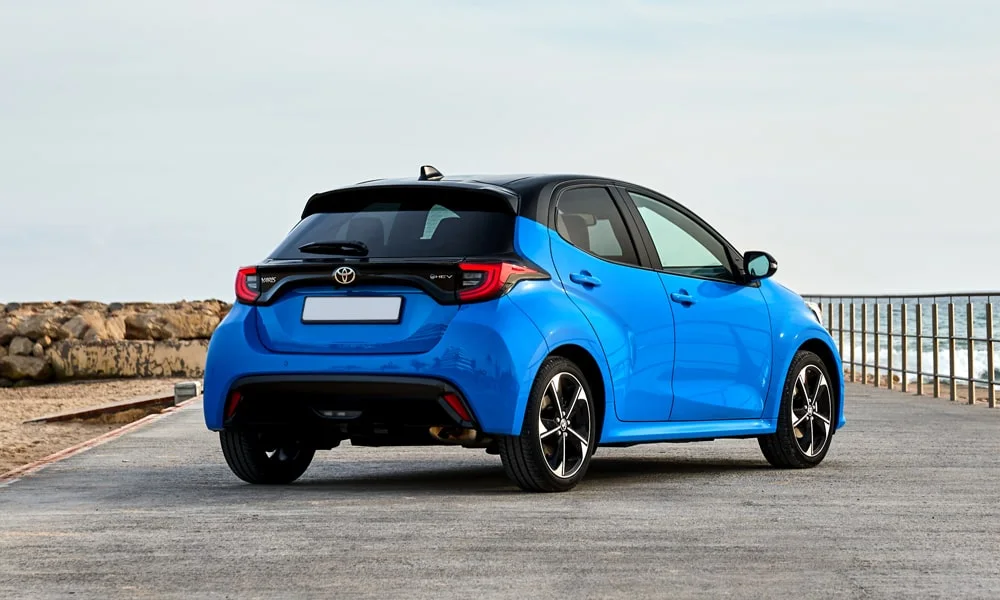 Фото Toyota Yaris — вид сзади, фото 4. Корма в синем цвете: графика фонарей и пластика пятой двери Toyota Yaris — вид сзади, фото 4
