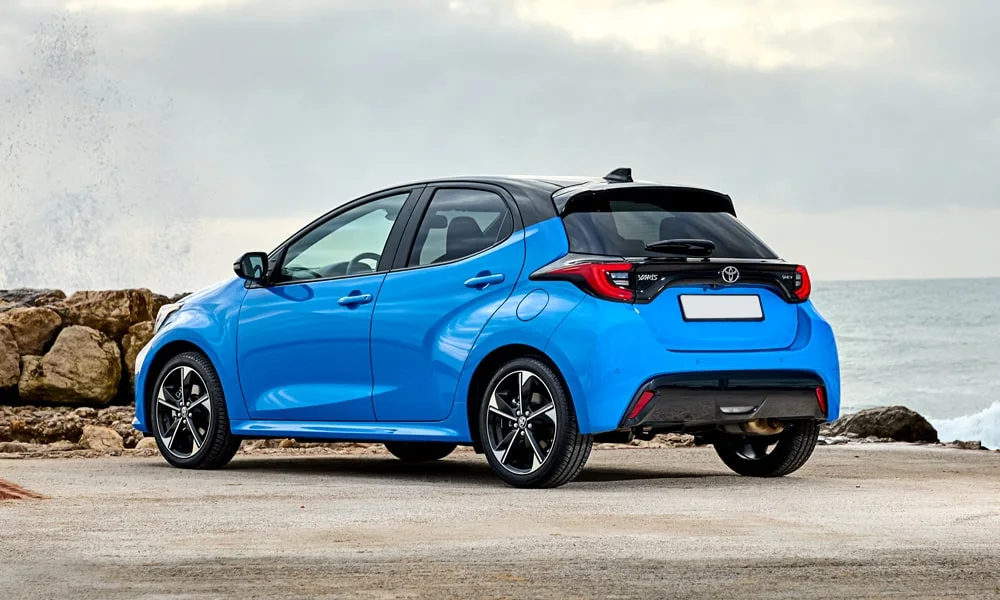 Фото Toyota Yaris — вид сзади, фото 5. Корма в синем цвете: графика фонарей и пластика пятой двери. Насадки выхлопа или их имитация внизу бампера различают версии Toyota Yaris — вид сзади, фото 5