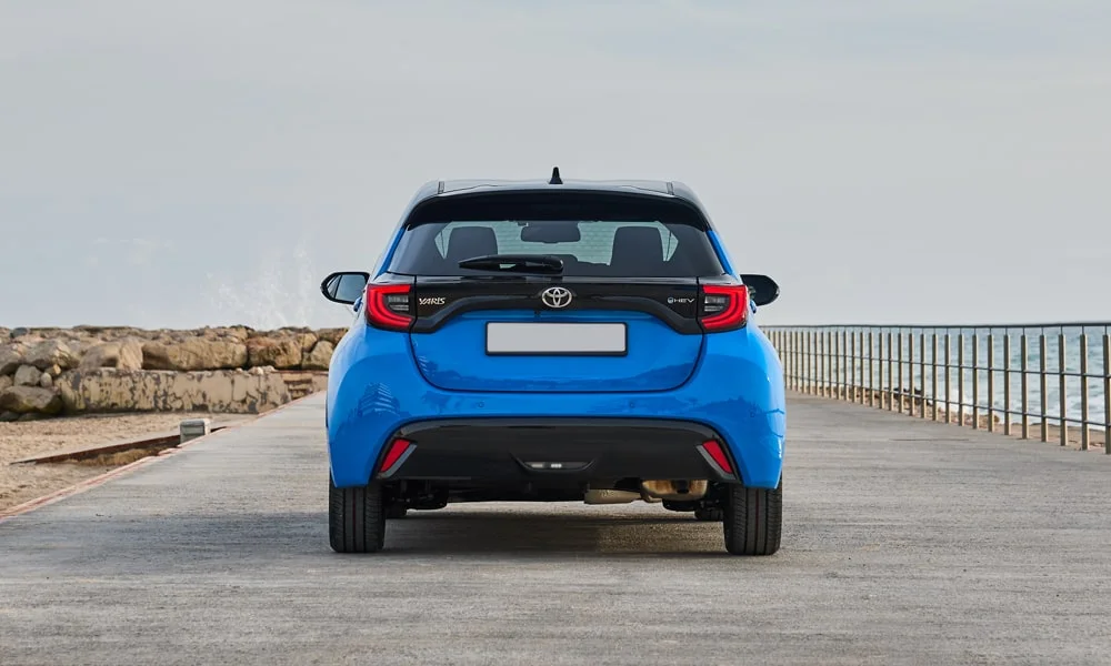 Фото Toyota Yaris — вид сзади, фото 6. Графика фонарей, бампер и оформление пятой двери. Насадки выхлопа или их имитация внизу бампера различают версии Toyota Yaris — вид сзади, фото 6
