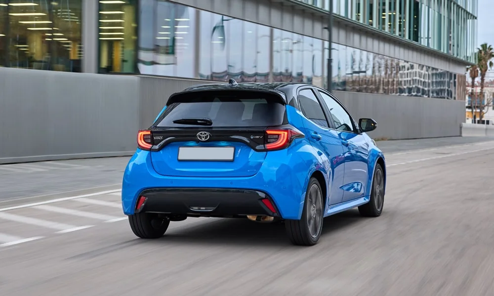 Фото Toyota Yaris — вид сзади, фото 7. Синий кузов сзади — фонари и бампер определяют ночной образ модели Toyota Yaris — вид сзади, фото 7