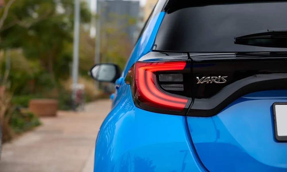 Фото Toyota Yaris — вид сзади, фото 8. Синий кузов сзади — фонари и бампер определяют ночной образ модели Toyota Yaris — вид сзади, фото 8