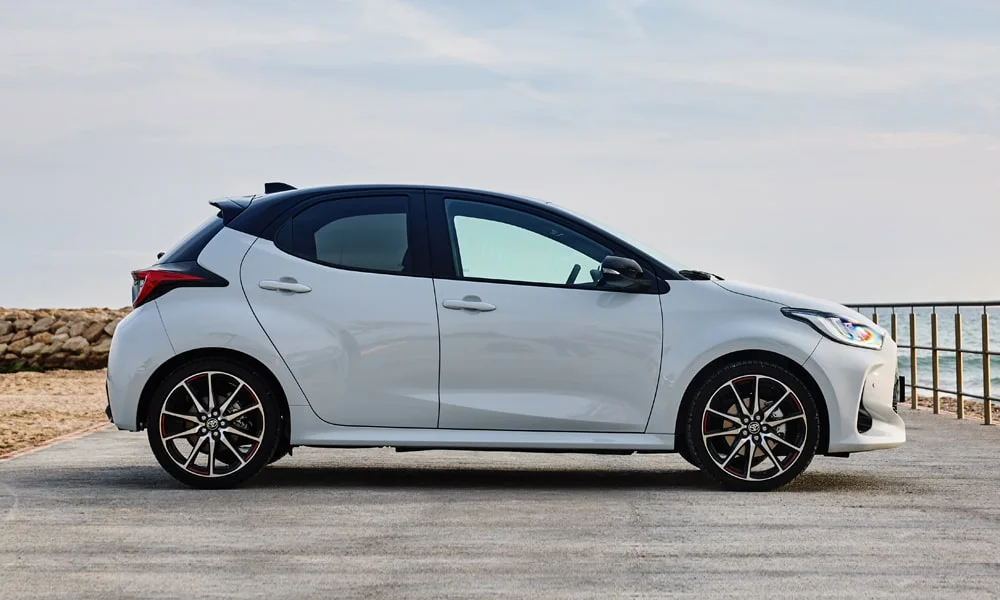 Toyota Yaris — вид сбоку