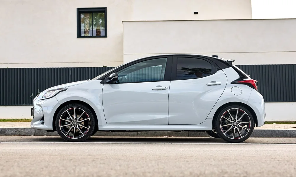 Toyota Yaris — вид сбоку, фото 2
