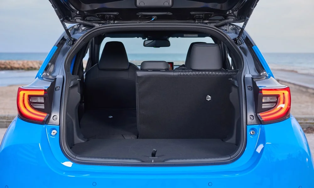 Фото Toyota Yaris — багажник, фото 2. Форма проёма, ровный пол и организация пространства. Электропривод двери с датчиком под бампером — руки заняты, багажник открыт Toyota Yaris — багажник, фото 2