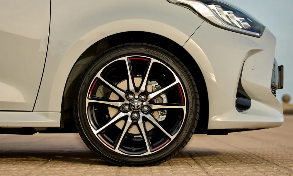 Фото Toyota Yaris — колесо и диск. Пятилучевой диск — классика, лёгкая в мойке и визуально стройная. При подборе зимнего комплекта сохраняйте наружный диаметр колеса Toyota Yaris — колесо и диск