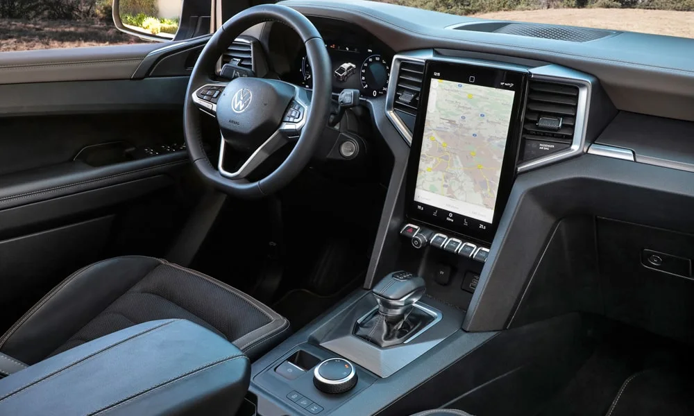 Фото Volkswagen Amarok — передняя панель. Компоновка экранов, дефлекторов и консоли. Мягкие материалы верхнего яруса и вставки задают уровень интерьера Volkswagen Amarok — передняя панель