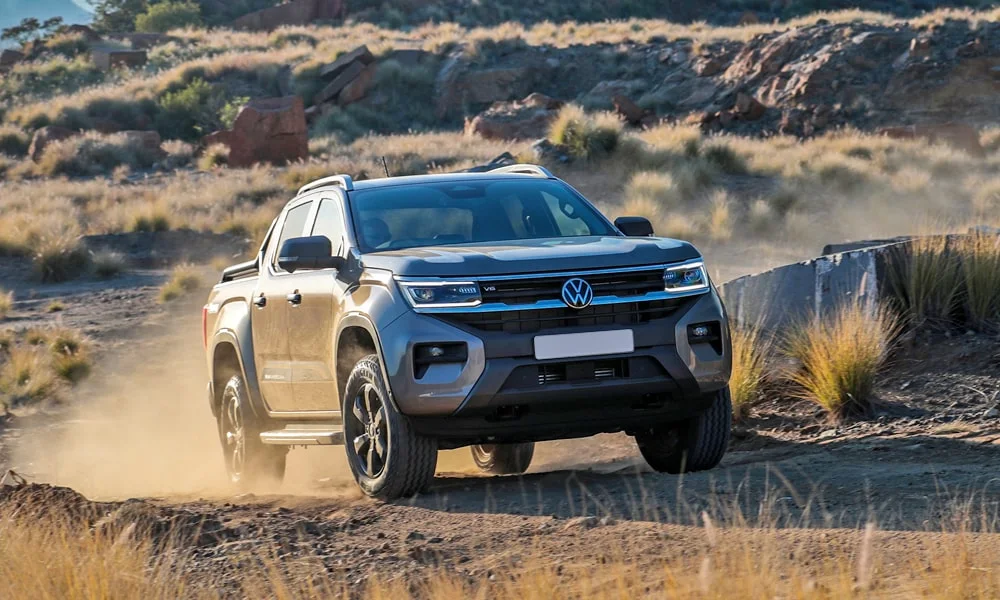 Фото Volkswagen Amarok — вид спереди, фото 5. Анфас: пропорции капота, посадка кузова и графика ходовых огней. Дневные ходовые огни включаются автоматически с запуском Volkswagen Amarok — вид спереди, фото 5