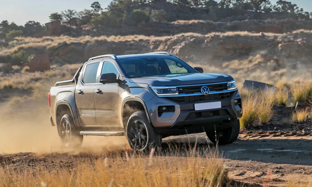 Фото Volkswagen Amarok — вид спереди, фото 7. Оптика, решётка и бампер — первое впечатление о модели. Рисунок ходовых огней — подпись модели, по нему её узнают в потоке Volkswagen Amarok — вид спереди, фото 7