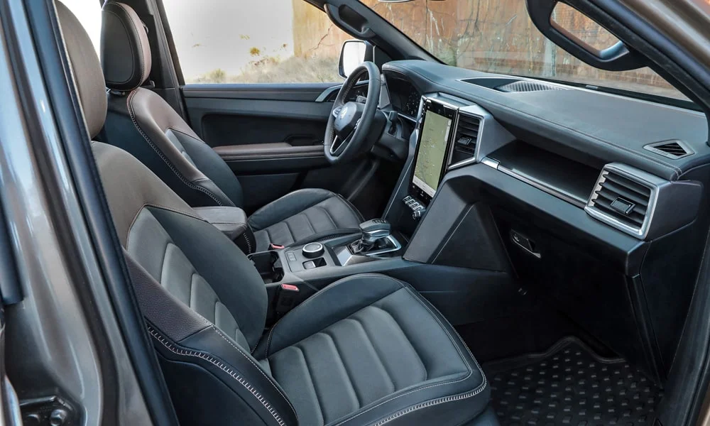 Фото Volkswagen Amarok — передние сиденья. Профиль кресел: боковая поддержка и подголовники Volkswagen Amarok — передние сиденья