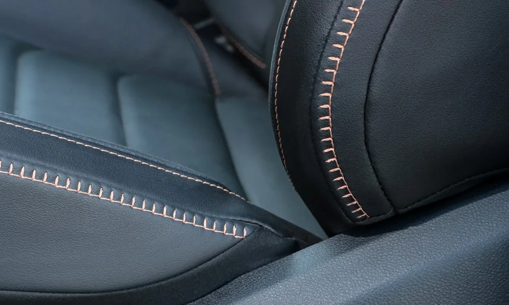 Фото Volkswagen Amarok — передние сиденья, фото 2. Профиль кресел: боковая поддержка и подголовники. Выраженная боковая поддержка держит в поворотах Volkswagen Amarok — передние сиденья, фото 2