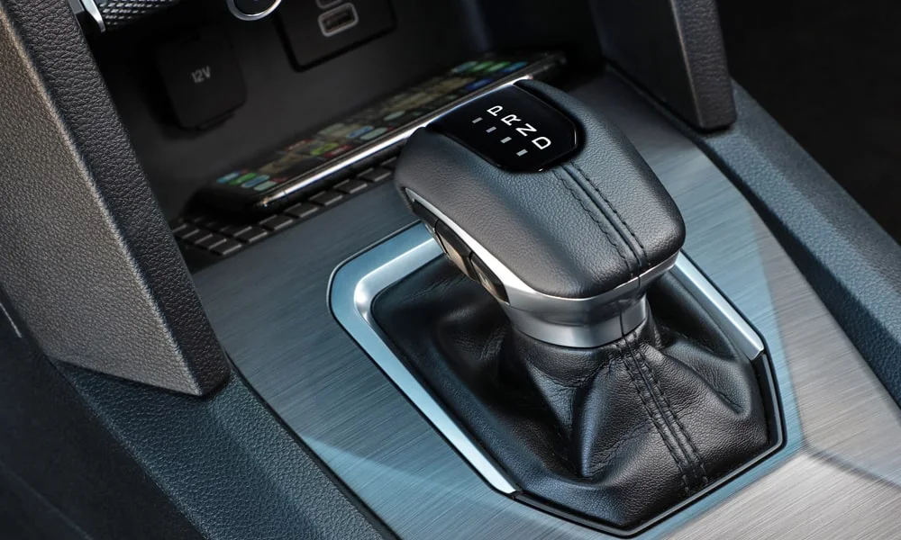 Фото Volkswagen Amarok — селектор коробки передач. Управление коробкой: компактный селектор освобождает место на тоннеле. Режимы движения и электронный ручник собраны рядом с селектором Volkswagen Amarok — селектор коробки передач