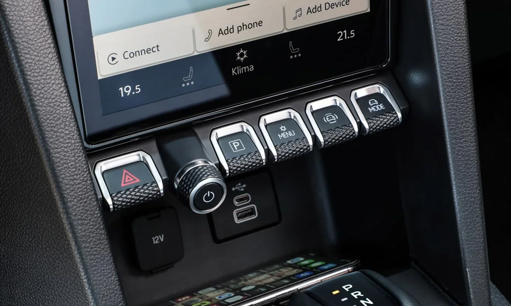 Фото Volkswagen Amarok — интерьер. Общий план салона: архитектура панели, консоль и кресла. Уровень отделки читается по стыкам панелей и мягким поверхностям в зонах касания Volkswagen Amarok — интерьер
