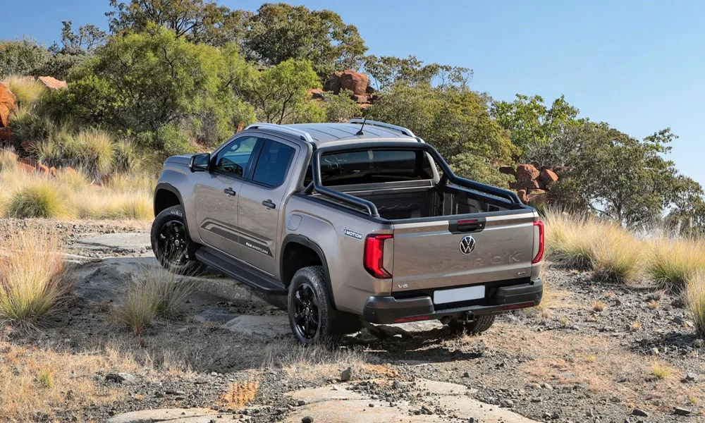 Фото Volkswagen Amarok — вид сзади, фото 3. Графика фонарей, бампер и оформление пятой двери. Насадки выхлопа или их имитация внизу бампера различают версии Volkswagen Amarok — вид сзади, фото 3